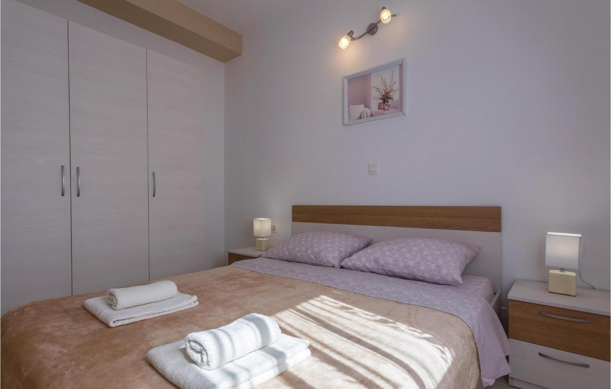 1 Bedroom Lovely Apartment In Komarna 克勒克 外观 照片