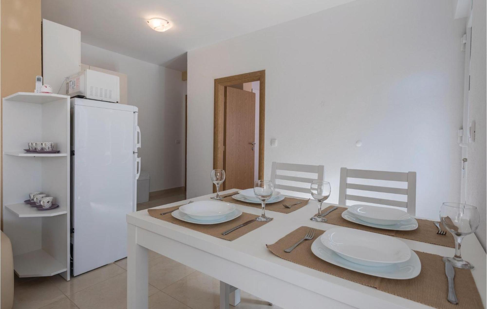 1 Bedroom Lovely Apartment In Komarna 克勒克 外观 照片