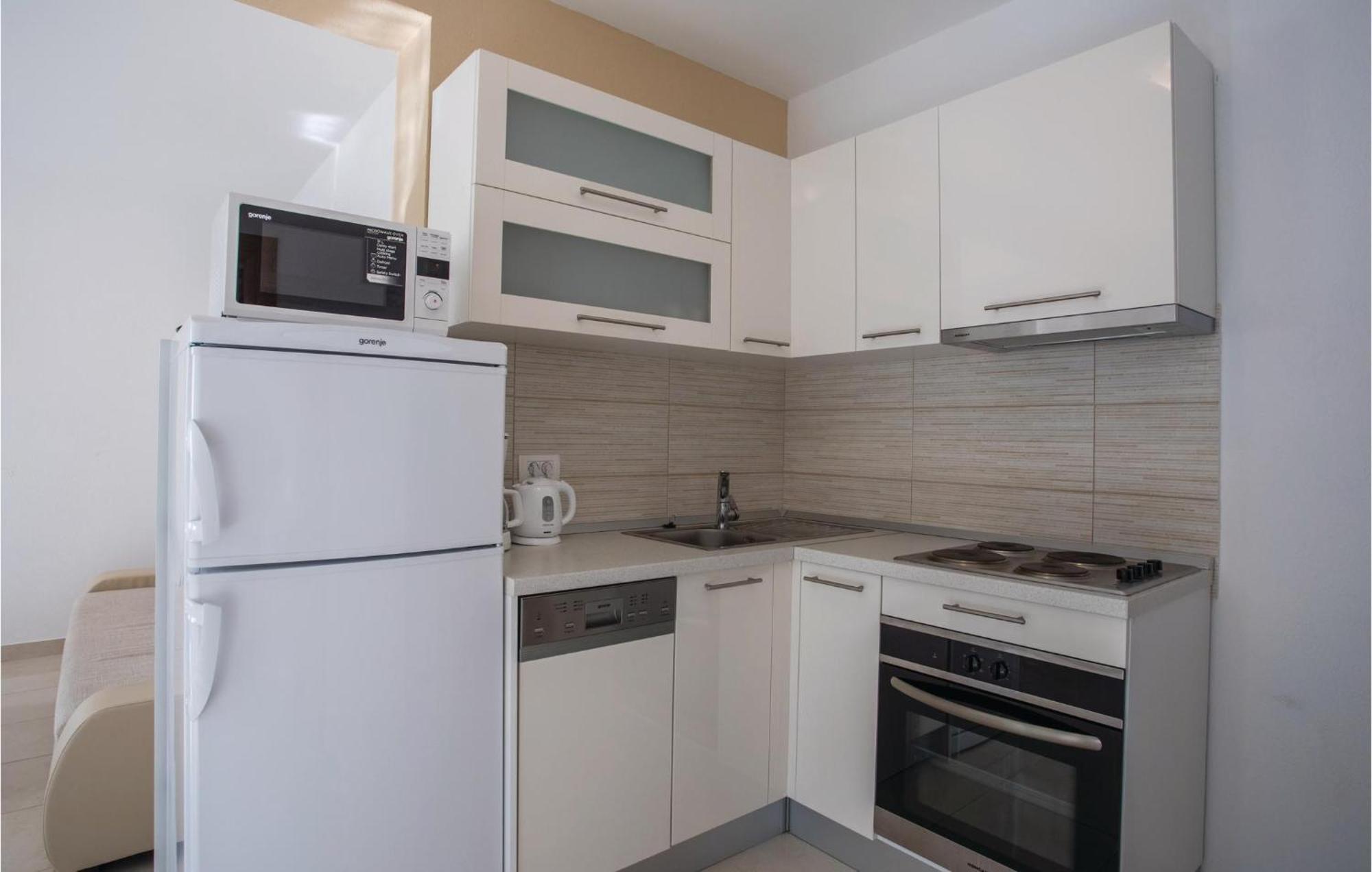 1 Bedroom Lovely Apartment In Komarna 克勒克 外观 照片