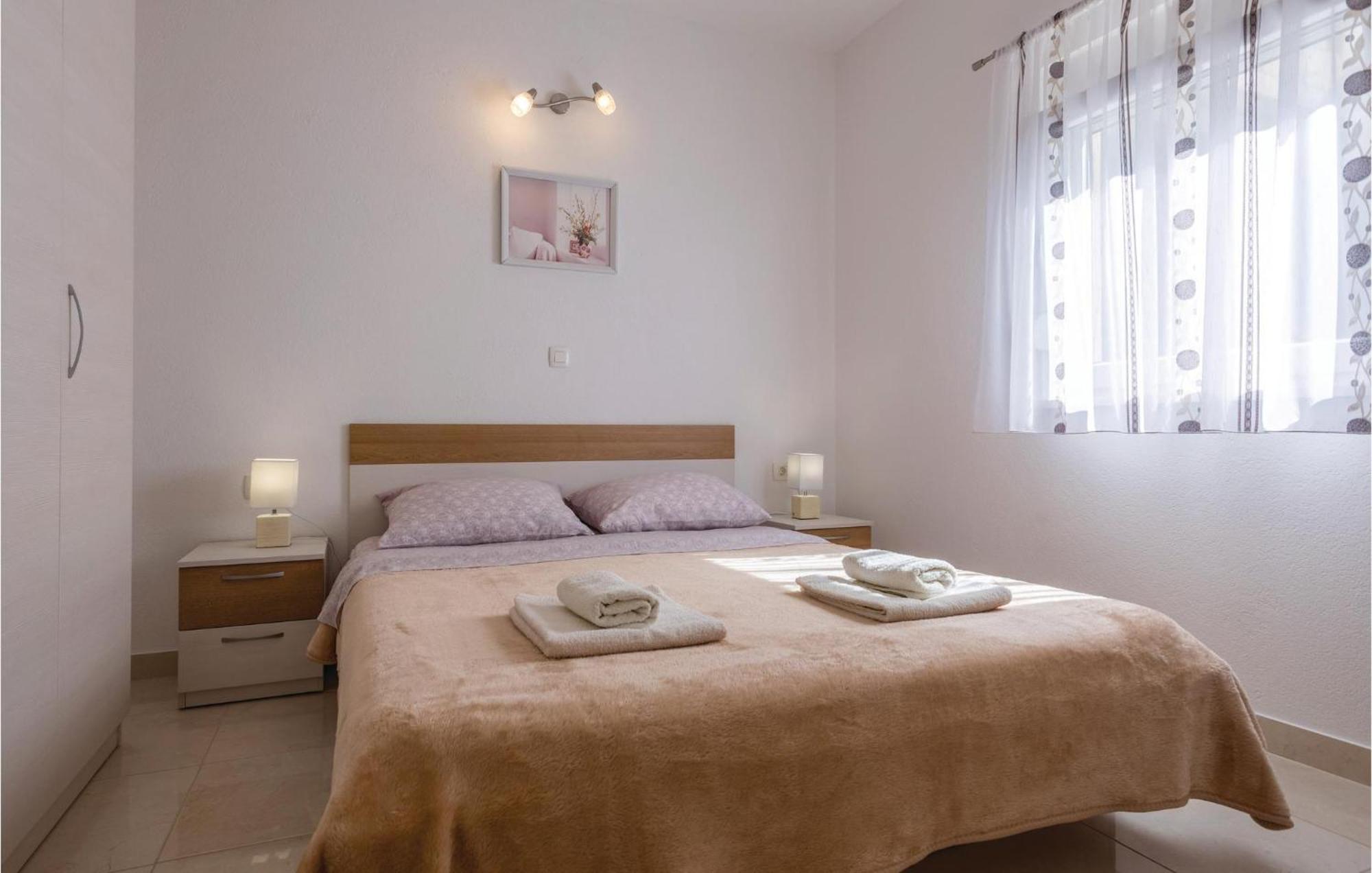 1 Bedroom Lovely Apartment In Komarna 克勒克 外观 照片