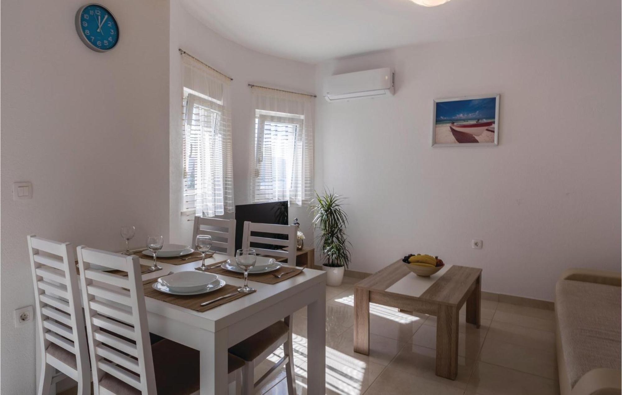 1 Bedroom Lovely Apartment In Komarna 克勒克 外观 照片