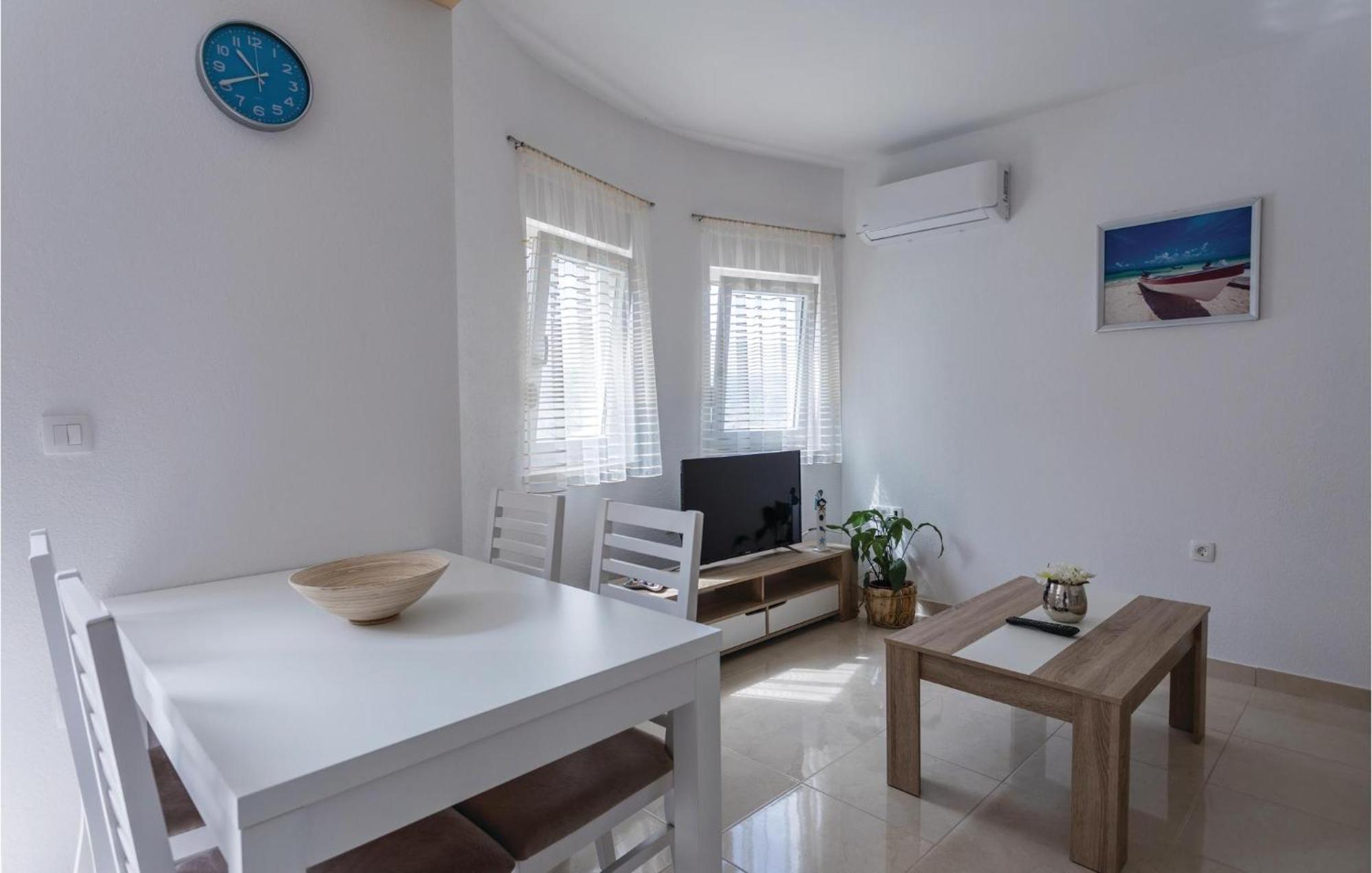 1 Bedroom Lovely Apartment In Komarna 克勒克 外观 照片